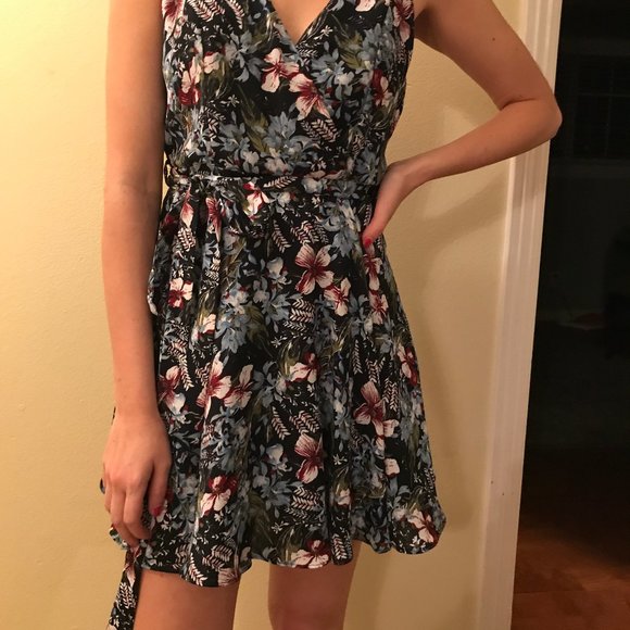 Essue Dress - Black Flowered Size M - Picture 5 of 9